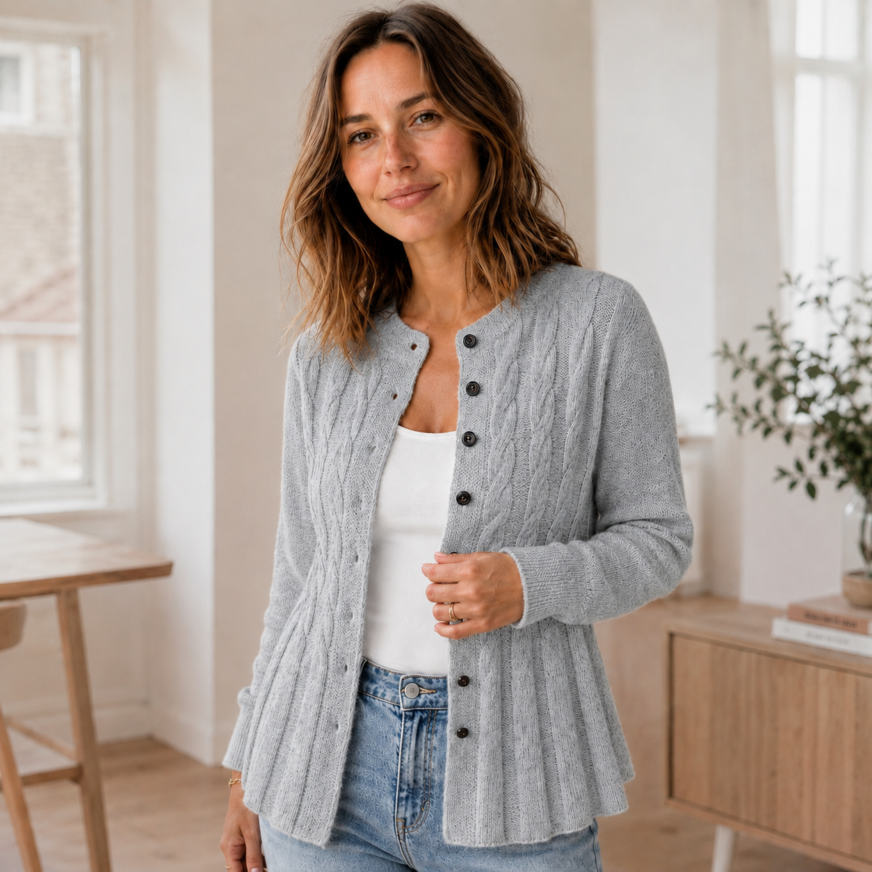 Strickjacke Mila – Cardigan mit Schößchen