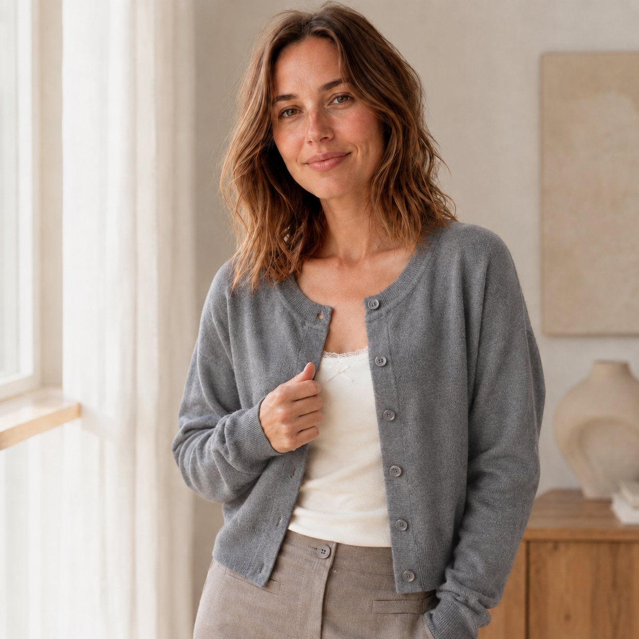 Feinstrick-Cardigan Lou – Kurz mit Rundhals & Knopfleiste